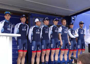 Dédicaces et selfies : le groupe de rap IAM en pleine rencontre avec ses fans à Marseille  —  Rencontre exclusive à Marseille : IAM partage dédicaces et selfies avec ses fans