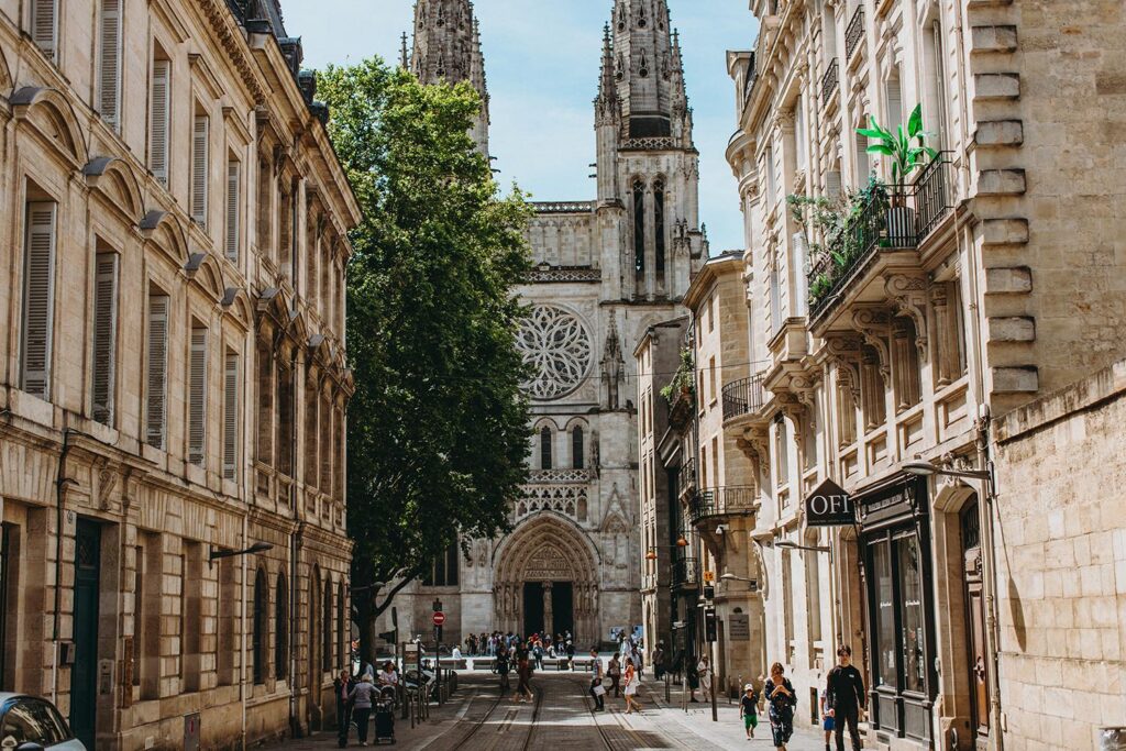 2025 : Explorez les villes autour de Bordeaux où les prix des maisons chutent enfin