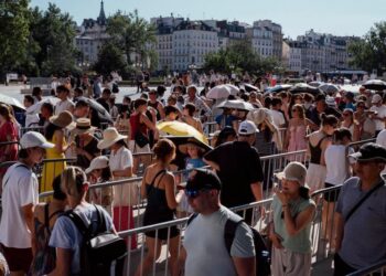 Canicule à Paris et en Île-de-France : la capitale passe en vigilance orange  —  Paris et l’Île-de-France sous alerte orange : la canicule s’intensifie Canicule à Paris et en Île-de-France : la capitale passe en vigilance orange  —  Paris et l’Île-de-France sous alerte orange : la canicule s’intensifie