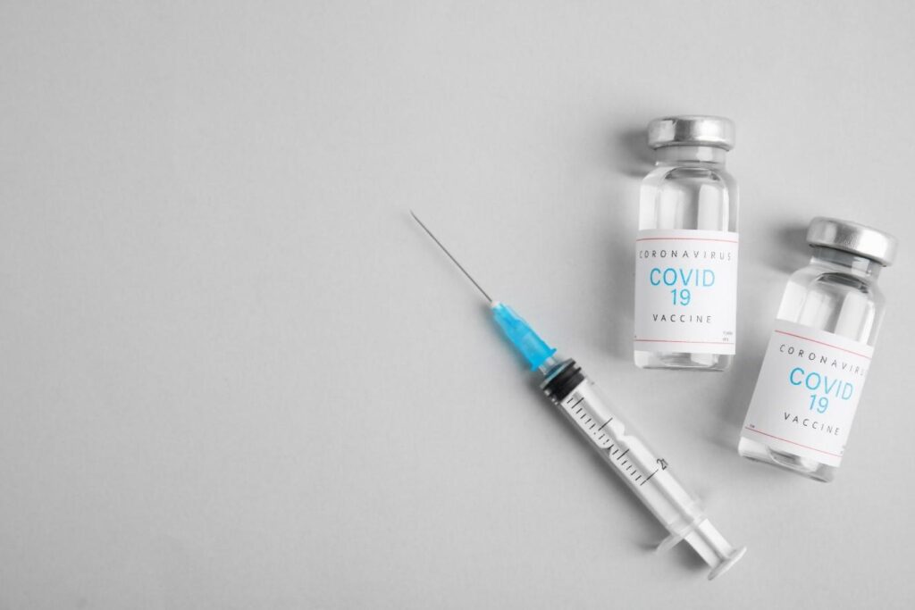 Stérilité, paralysie, décès : démêlez le vrai du faux sur les vaccins contre le coronavirus