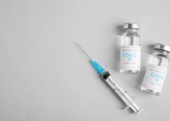 Stérilité, paralysie, décès : démêlez le vrai du faux sur les vaccins contre le coronavirus