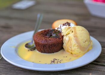 À Paris, les ailes du Moulin Rouge prêtes à s’envoler à nouveau un an après leur chute