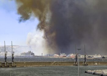 Spectacular Fire Erupts in Marseille: Airport Shut Down, A55 Highway Blocked, Stunning Footage Captured Spectacular Fire Erupts in Marseille: Airport Shut Down, A55 Highway Blocked, Stunning Footage Captured