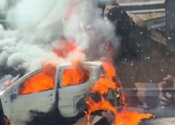 Incendie spectaculaire à Marseille : découvrez tous les détails sur la voiture en flammes au bord de l’autoroute