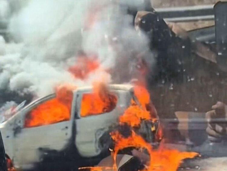 Incendie spectaculaire à Marseille : découvrez tous les détails sur la voiture en flammes au bord de l’autoroute