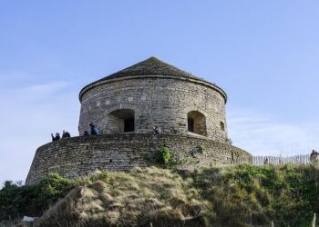 Un incendie spectaculaire ravage quatre hectares de broussailles aux portes de Nantes ce mardi soir