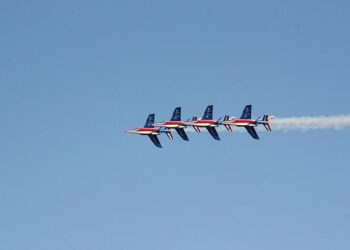 Un spectacle époustouflant de la Patrouille de France illumine le ciel de Palavas-les-Flots, près de Montpellier Un spectacle époustouflant de la Patrouille de France illumine le ciel de Palavas-les-Flots, près de Montpellier