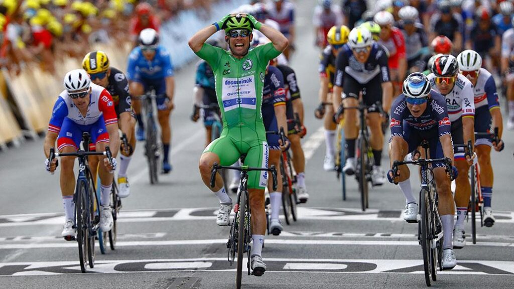 Julian Alaphilippe enflamme les passions en arrachant la pancarte d’une spectatrice au Tour de France
