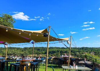 « C’est hyper festif ! » : pourquoi les guinguettes enflamment la Côte d’Azur cet été