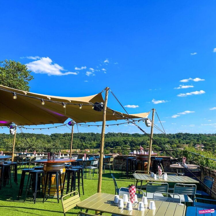 « C’est hyper festif ! » : pourquoi les guinguettes enflamment la Côte d’Azur cet été