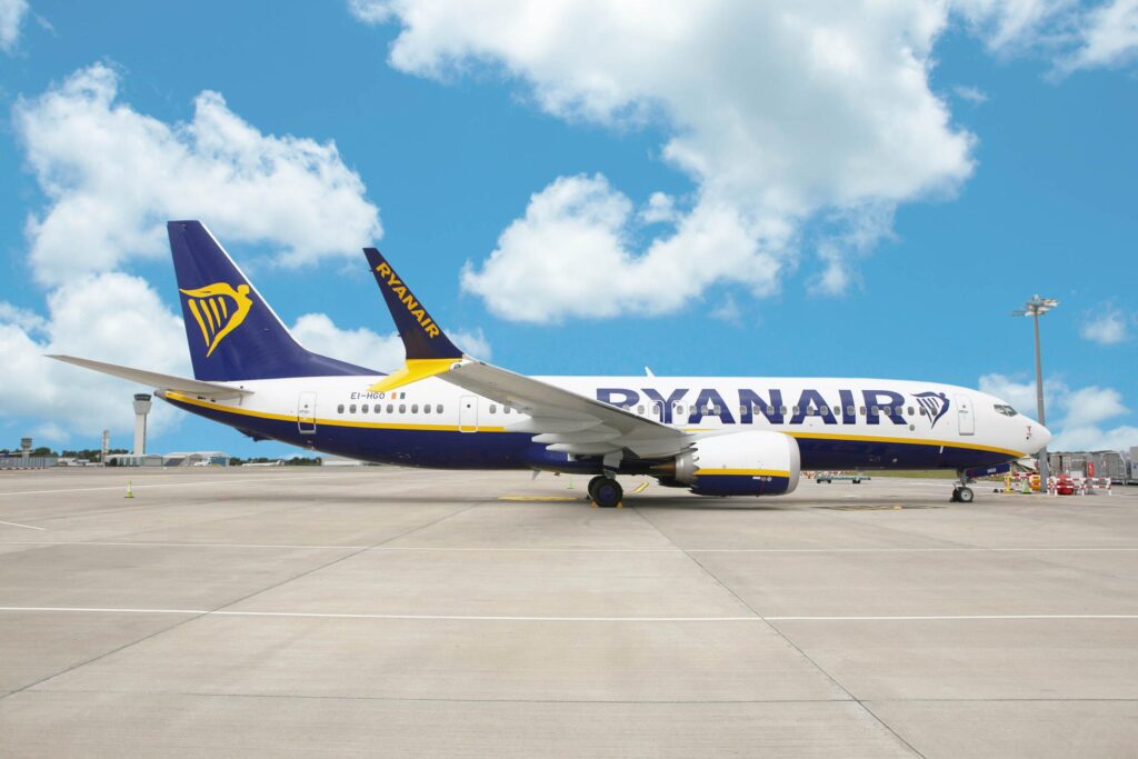 Ryanair supprime trois liaisons en France, dénonçant une « taxe astronomique » qui nuit à la compétitivité