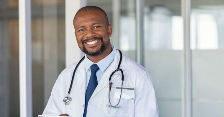 Il se fait poignarder en défendant sa médecin lors d’une agression dans la salle d’attente