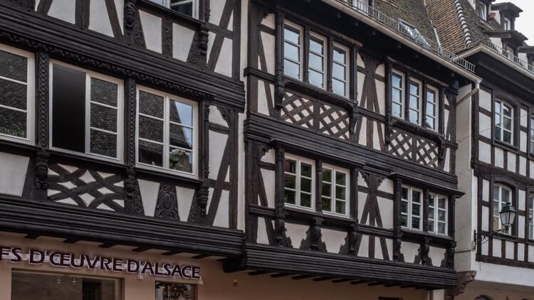 Découvrez cette magnifique maison à colombages de 234 m² en plein cœur de Strasbourg, bientôt disponible !  → 
Vivez l’authenticité : superbe maison à colombages de 234 m² au cœur de Strasbourg bientôt à saisir !