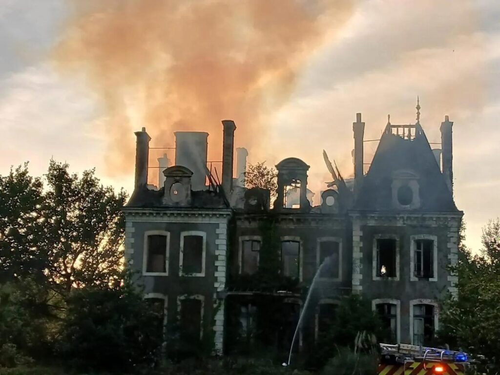 Près de Nantes, les pompiers livrent une lutte intense pour maîtriser l’incendie d’un château abandonné