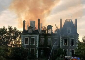 Près de Nantes, les pompiers livrent une lutte intense pour maîtriser l’incendie d’un château abandonné