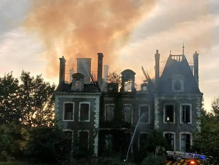 Près de Nantes, les pompiers livrent une lutte intense pour maîtriser l’incendie d’un château abandonné Près de Nantes, les pompiers livrent une lutte intense pour maîtriser l’incendie d’un château abandonné