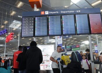 Grève des contrôleurs aériens : la moitié des vols à l’aéroport de Nice annulés, chaos en perspective