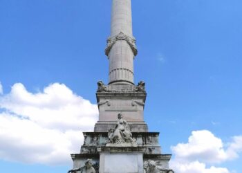 Bordeaux : le triomphe du retour de la statue d’un héros de la France libre après un acte de vandalisme