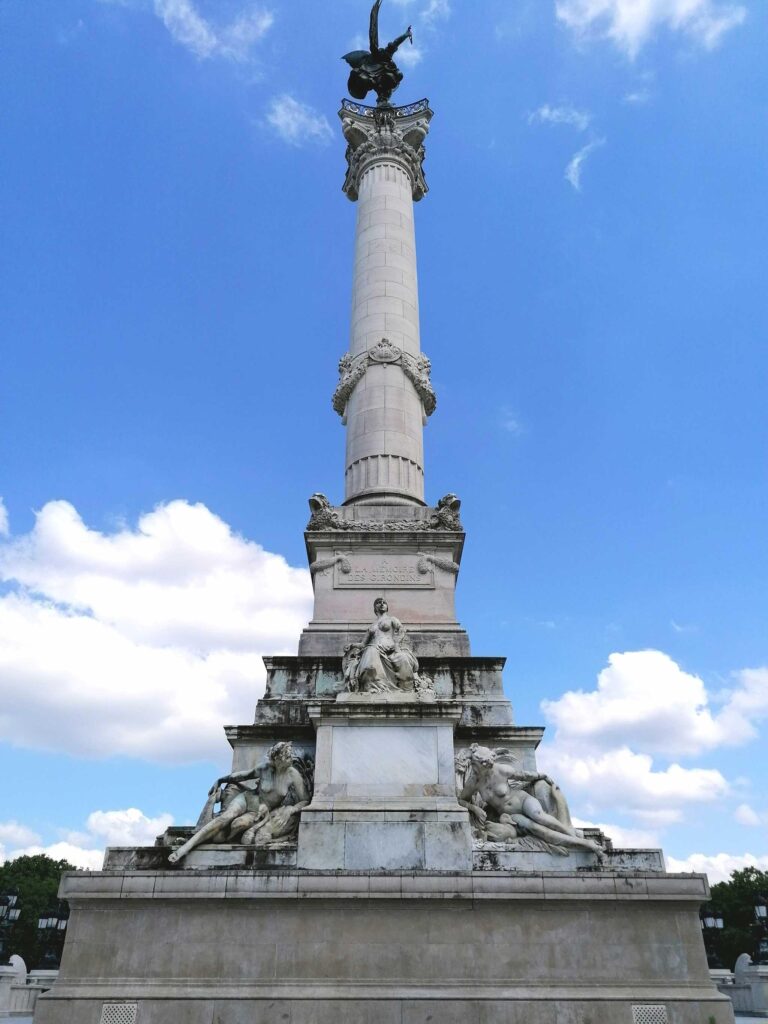 Bordeaux : le triomphe du retour de la statue d’un héros de la France libre après un acte de vandalisme