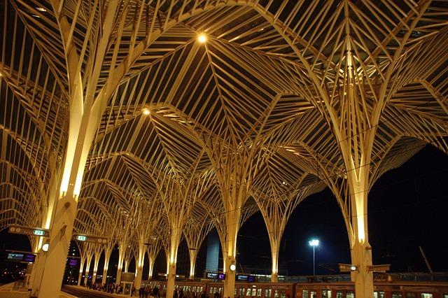 La mezzanine de la gare de Nantes fermée : « Il fait 45 °C, les gens vont tomber comme des mouches »  

→ Canicule à Nantes : la mezzanine de la gare fermée, un coup de chaud à 45 °C qui inquiète les usagers