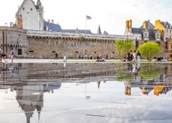 Expulsés de leur immeuble fragilisé à Nantes, les occupants exigent de pouvoir revenir