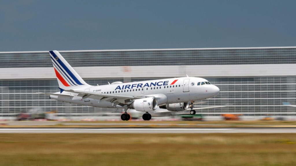 « Et hop, l’avion a redécollé » : quatre tentatives d’atterrissage à Nice avant un atterrissage final à Marseille devient :

« Quatre tentatives d’atterrissage à Nice avant un atterrissage surprise à Marseille »