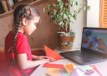 Comment la Big Tech transforme l’école grâce aux écrans éducatifs et aux sciences cognitives