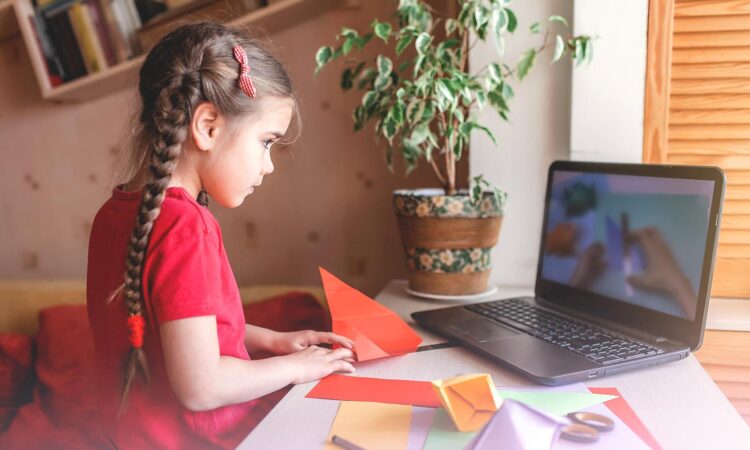 Comment la Big Tech transforme l’école grâce aux écrans éducatifs et aux sciences cognitives