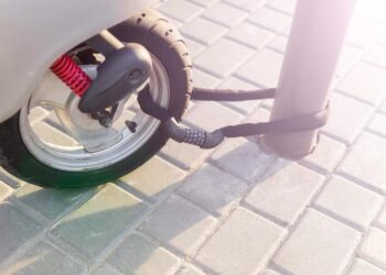 Drame tragique : un jeune de 21 ans perd la vie en fuyant un contrôle de police à scooter volé