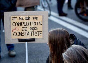 Aux États-Unis, la dangereuse ascension du complotisme anti-science