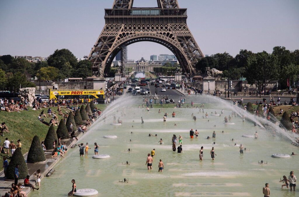 Canicule à Paris et en Île-de-France : vigilance orange ce mardi, préparez-vous !  

Rewritten title:  
Chaleur extrême à Paris et en Île-de-France ce mardi : alerte orange, soyez prêts !