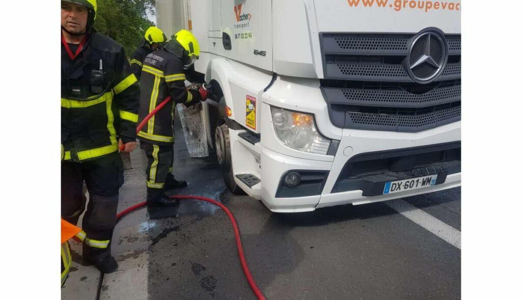 Incendie spectaculaire : un camion chargé de 23 tonnes de batteries s’embrase sur le périphérique de Nantes
