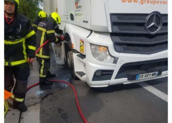 Incendie spectaculaire : un camion chargé de 23 tonnes de batteries s’embrase sur le périphérique de Nantes