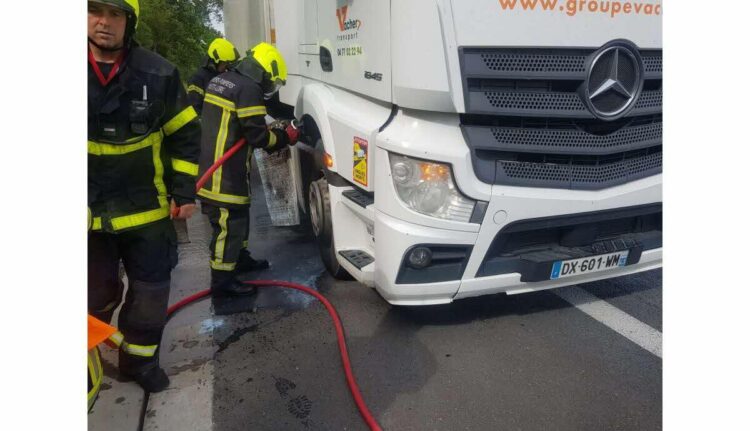 Incendie spectaculaire : un camion chargé de 23 tonnes de batteries s’embrase sur le périphérique de Nantes Incendie spectaculaire : un camion chargé de 23 tonnes de batteries s’embrase sur le périphérique de Nantes