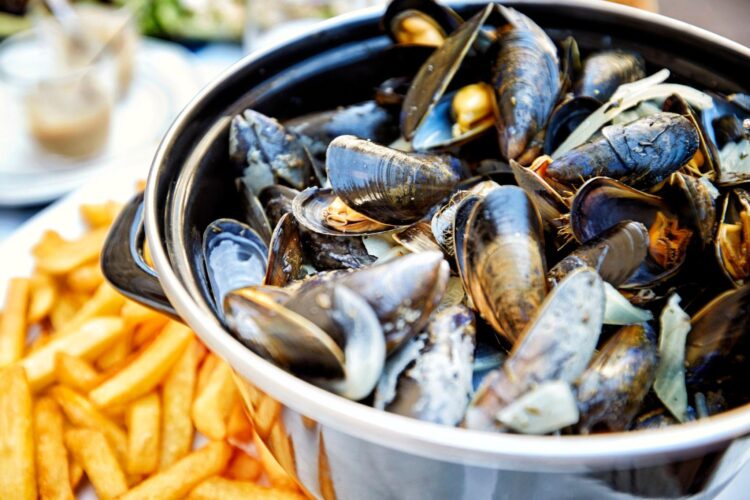 Savourez les délicieuses moules frites à la grande braderie de Lille !
