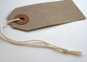 Des tags audacieux illuminent le 17e étage de la nouvelle tour à Nantes