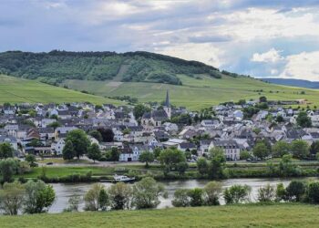 À seulement 1h15 de Marseille, explorez ce village perché adoré par Picasso, l’un des Plus Beaux Villages de France !