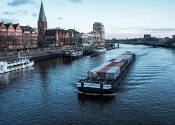 Une barge coule en plein milieu de la Loire près de Nantes, inquiétant pour une possible pollution au carburant