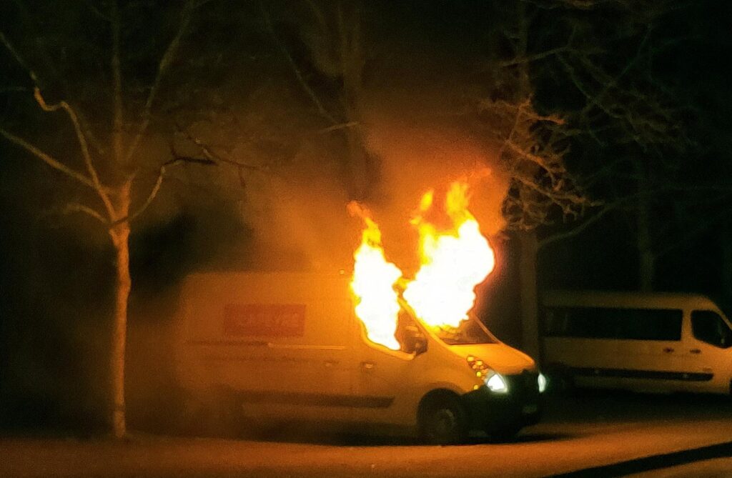 Camionnette en flammes près de Matignon à Paris : des détonations retentissent