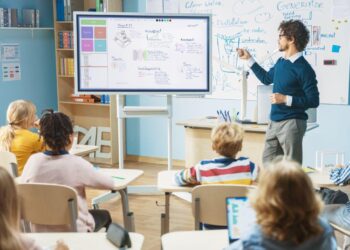 Découvrez les coulisses passionnantes du business de l’éducation dans cet épisode captivant du podcast Le Mot