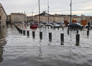 Inondations à Marseille et dans les Bouches-du-Rhône : un retour en images saisissant  —  Saisissant retour en images sur les inondations dévastatrices à Marseille et dans les Bouches-du-Rhône