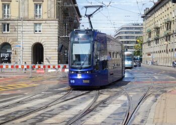 Le tramway arrive enfin à la gare Sud de France de Montpellier… mais les voyageurs restent coincés Le tramway arrive enfin à la gare Sud de France de Montpellier… mais les voyageurs restent coincés