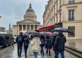 « Un arrosage copieux » : à Paris et en Île-de-France, la pluie s’invite pour chasser le soleil et bouleverser la météo « Un arrosage copieux » : à Paris et en Île-de-France, la pluie s’invite pour chasser le soleil et bouleverser la météo
