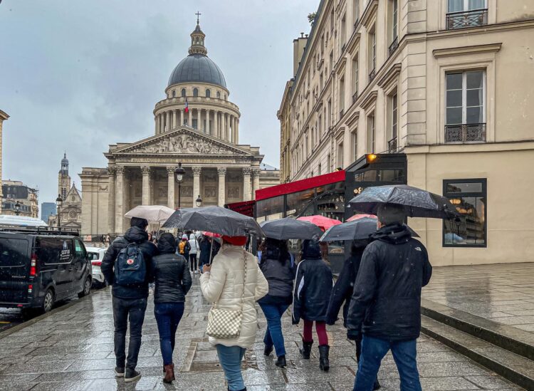 « Un arrosage copieux » : à Paris et en Île-de-France, la pluie s’invite pour chasser le soleil et bouleverser la météo