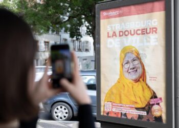 Strasbourg en débat : une affiche d’une femme voilée déclenche la controverse, la ville défend son « cosmopolitisme » Strasbourg en débat : une affiche d’une femme voilée déclenche la controverse, la ville défend son « cosmopolitisme »