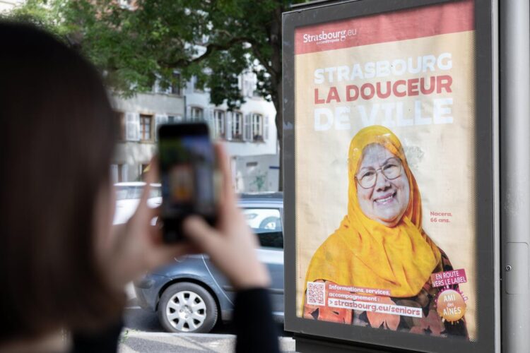 Strasbourg en débat : une affiche d’une femme voilée déclenche la controverse, la ville défend son « cosmopolitisme » Strasbourg en débat : une affiche d’une femme voilée déclenche la controverse, la ville défend son « cosmopolitisme »