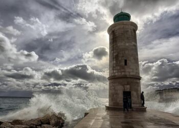 Marseille : Un homme poignarde son gardien d’immeuble puis avale un produit anti-cafards dans un acte choc Marseille : Un homme poignarde son gardien d’immeuble puis avale un produit anti-cafards dans un acte choc