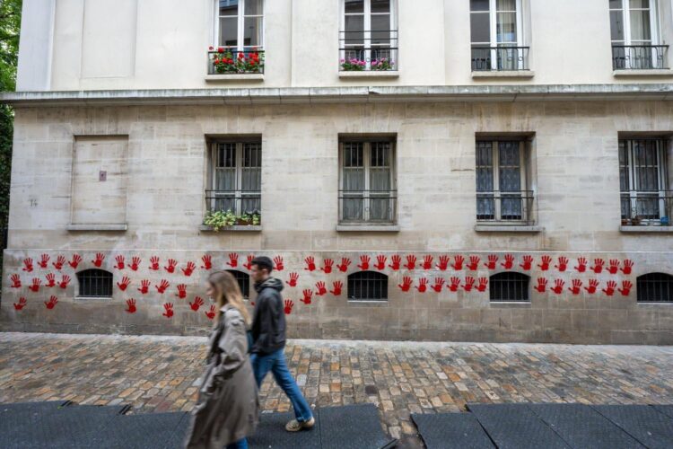 Quatre Bulgares jugés à Paris pour avoir tagué en rouge le Mémorial de la Shoah dans un contexte d’ingérence étrangère Quatre Bulgares jugés à Paris pour avoir tagué en rouge le Mémorial de la Shoah dans un contexte d’ingérence étrangère