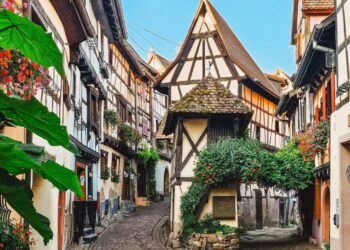 À seulement 1h de Strasbourg, ce village alsacien se transforme en un véritable tableau d’automne magique