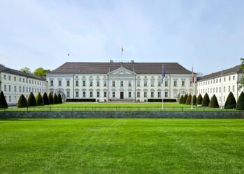 Explore the Best Attractions Around Place Mendès-France in Bellevue Explore the Best Attractions Around Place Mendès-France in Bellevue